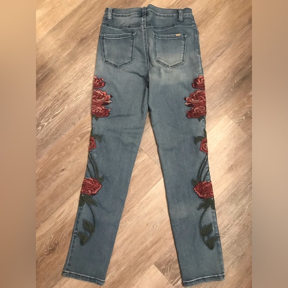 Like new! Diane Gilman Embroidery Roses Jeans. Size 4. Soft! - Picture 2 of 9